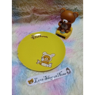 Rilakkuma จานคุมะในชุดกระต่ายอุ้มกระต่าย สีเหลืองโดดเด่น น่ารักน่าใช้มากๆ