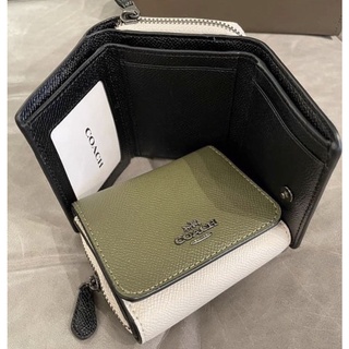 🎀 (สด-ผ่อน) กระเป๋าสตางค์ 3 พับเล็ก สีเขียว ขาว มีช่องใส่เหรียญ COACH 2923 SMALL TRIFOLD WALLET IN COLORBLOCK