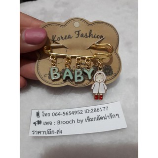 เข็มกลัดคนท้องน่ารักๆ ลายBabyอักษรฟ้า เด็กขาวรองเท้าแดง ขนาด 5.5cm.