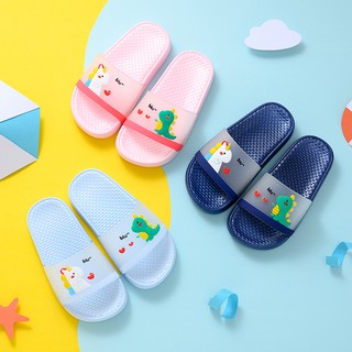 new childrens slippers รองเท้าเด็ก ไดโนเสาร์การ์ตูนน่ารัก ลื่น สวมใส่สบาย รองเท้าแตะแฟชั่น รองเท้าแตะในร่ม KL