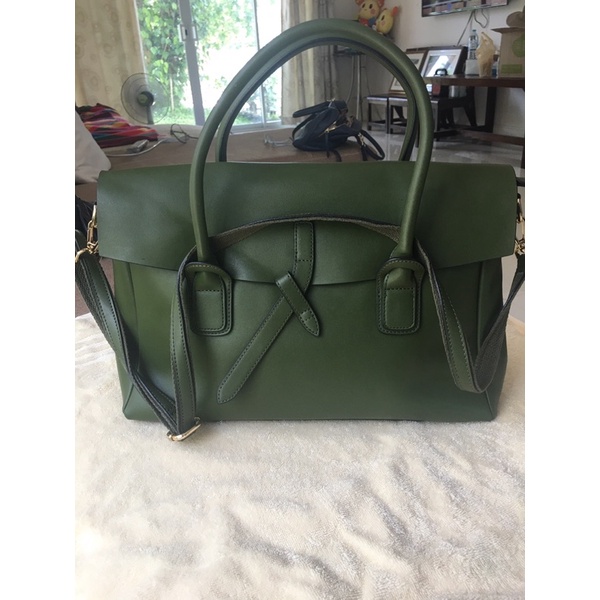 กระเป๋าหนังแท้มือ2สภาพดี ยี่ห้อ Della Stellaสีเขียวสวยมากคะสนใจสอบถาม