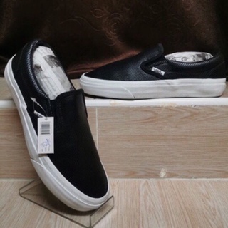 VANS slipon ไซส์ 36 แต่เหมาะกับสำหรับเท้า 37 เป็นหนัง *มือสองขอคนรับสภาพได้ค่ะ*