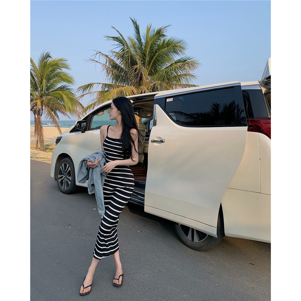 เดรสยาวสายเดี่ยวคอเหลี่ยมเข้ารูปผ้ายางยืดลายทางแนวนอน CRD012