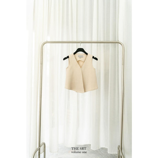 SIRINTRA The SRT X1 TBL07 Crop Blouse  เสื้อครอป คอวี แขนกุด ทรงหลวม ดีเทลป้ายหน้า