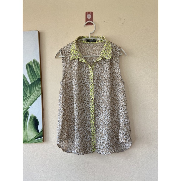 Tagline เสื้อแขนกุดกระดุมหน้าคอปก สีน้ำตาลลายเสือ ผ้าใหม่ใส่สบาย