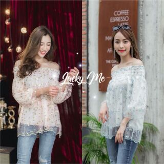 ��Floral Embroidered Off The Shoulder Top��

����‍♂The Description 
เสื้อปาดไหล่ผ้ามุ้งซีทรูปักดอกไม้ มีซับในเย็บติดมา