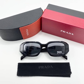 PRADA EYEWEAR LOGO-PLAQUE SYMBOLE TINTED SUNGLASSES แว่นตากันแดดแบรนด์ปราด้า เลนส์และกรอบสีดำ ขาแว่น triangle logo