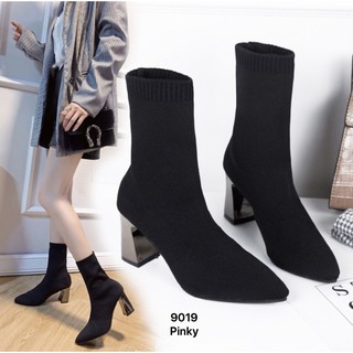 บู้ทผ้ายืดหนา แต่ใส่สบาย หุ้มข้อเท้ายาวขึ้นมานิดหน่อยกำลังสวย