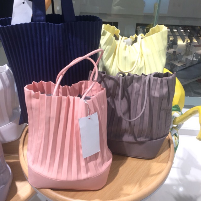 กระเป๋าพลีตแบรนด์ aPalePetal ของแท้ 100% จากช็อป สวยมากสีสวยค่าาา (สอบถามก่อนกดซื้อนะคะ)