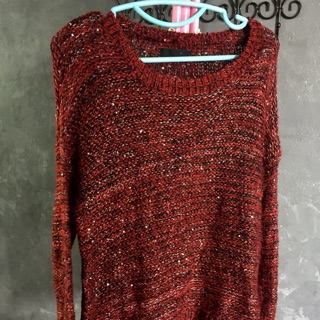 เสื้อไหมพรมถักผ้านิ่มสีแดงเหลือบดำแต่งเลื่อมสีเงินวิบวับ แขนยาว มือ2 สภาพดี งานแบรนด์