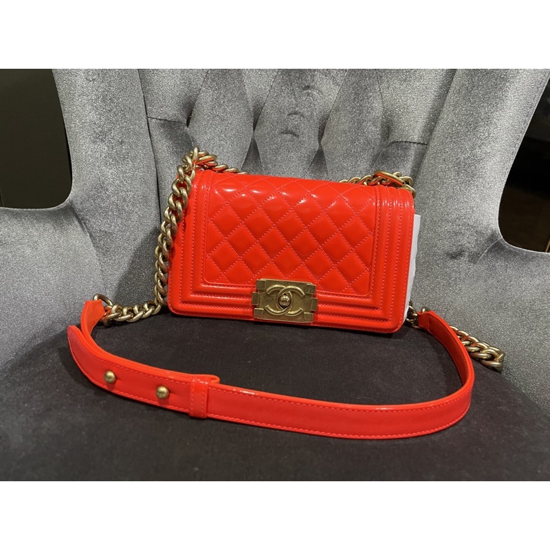 กระเป๋า Chanel Boy สีส้มแสด หนังแก้ว มือสอง ลดสุดๆงดต่อค่า