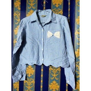 เสื้อเชิ๊ตครอปสั้น สีฟ้าลายตะราง แขนยาว กระดุมหน้า ชายหยัก แต่งโบว์กระเป๋า Twin closet 115-180 อกถึง38 ยาว18
