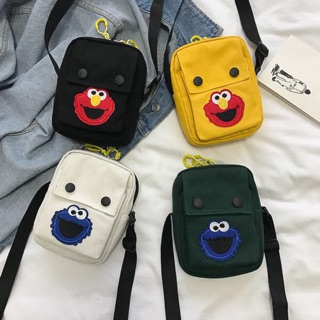 [พร้อมส่ง] กระเป๋าสะพายข้างผ้าแคนวาสลายเอลโม่ elmo มีช่องใส่หูฟัง(B969) มีให้เลือก 4 สี: ขาว/ดำ/เขียว/เหลือง