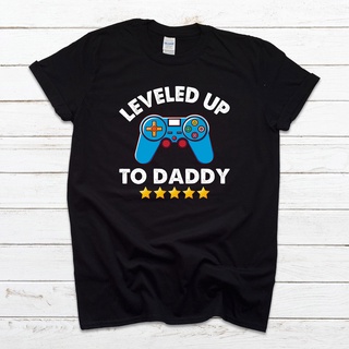 T-shirt  ใหม่ เสื้อยืดลําลอง แขนสั้น พิมพ์ลาย Leveled Up To Daddy เหมาะกับการเล่นเกม สําหรับผู้ชายS-5XL