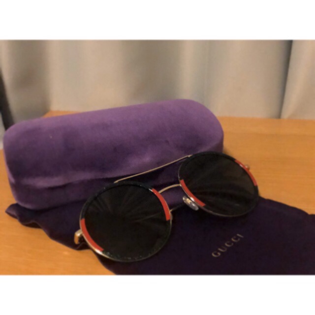 แว่นตา Gucci round sunglasses