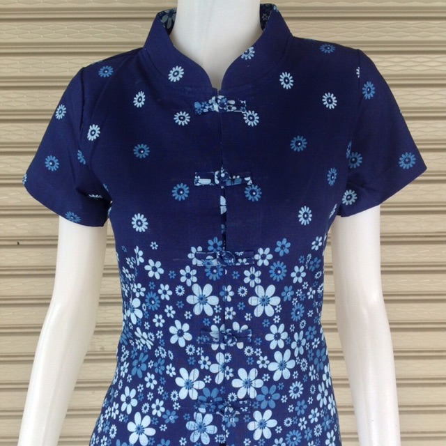 เสื้อหม้อห้อมลายกลุ่มดอกไม้ที่ปลายเสื้อ