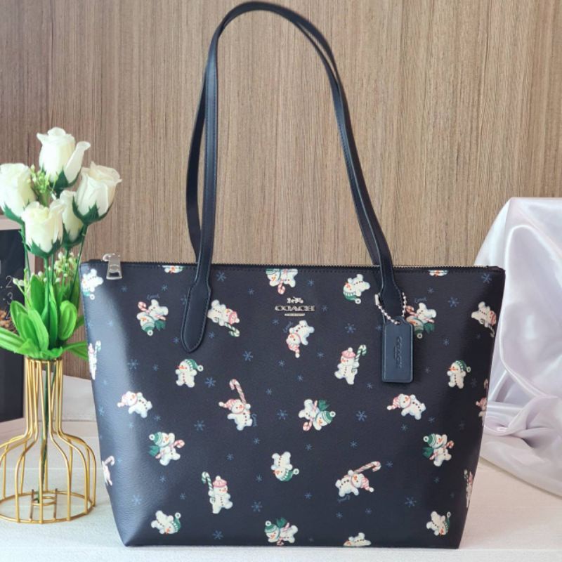 ? (สด-ผ่อน) ทรงช้อปปิ้ง มีซิปบน สีกรมลายสโนแมน COACH C7255 ZIP TOP TOTE  WITH SNOWMAN PRINT | Shopee Thailand