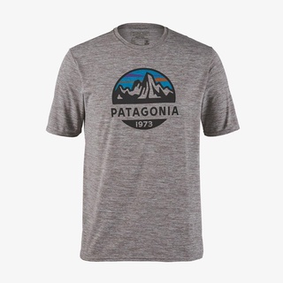 [S-5XL]เสื้อยืดแขนสั้น พิมพ์ลายโลโก้ Patagonia 1973 สีเทา สําหรับผู้ชาย