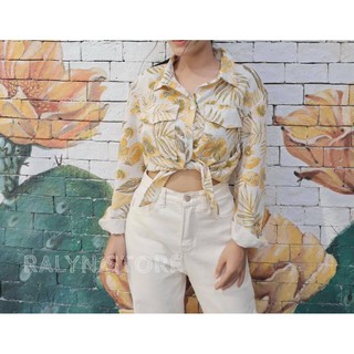 เสื้อเชิ้ตครอปแต่งผูกชายลายดอกใบไม้สีเหลืองละมุน