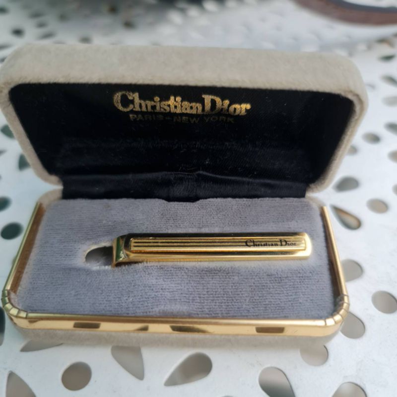 ที่หนีบเนคไท Christian Dior มือสองของแท้อะไหล่ทอง มาพร้อมกล่องDior มือสองของแท้อะไหล่ทอง มาพร้อมกล่อง