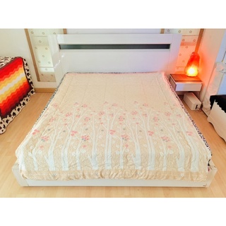 ผ้านวมกำมะหยี่ ขนาด 5.5-6ฟุต ผ้าลายนูน 2 ชั้น สีน้ำตาลกำมะหยี่ลายดอก สไตล์วินเทจ ยี่ห้อ Arnaldo Bassini มือสองขายตามสภาพ