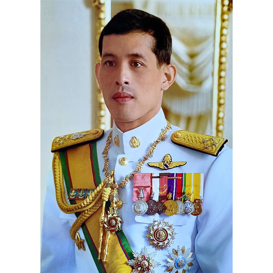 ภาพมงคลบูชาสักการะหรือมอบเป็นของขวัญที่ระลึกขึ้นบ้านใหม่เลื่่อนยศตำแหน่งร.10ขนาด15x20 นิ้ว