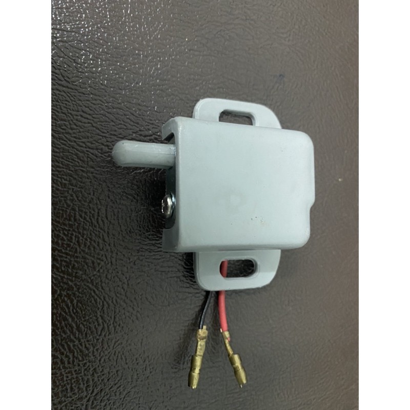 !!! ราคาโปร !!! ฝาครอบสวิตส์ไล่ฝ้ากระจกหลังคาแครี่บอย (ไม่มีใส่ใน)