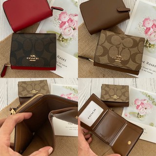 พร้อมส่งที่ไทย👜Coach Wallet กระเป๋าตังใบสั้นสามพับ มีช่องซิบใส่เหรียญอยู่ด้านหลัง ใช้ง่ายสะดวก เล็กกระทัดรัด