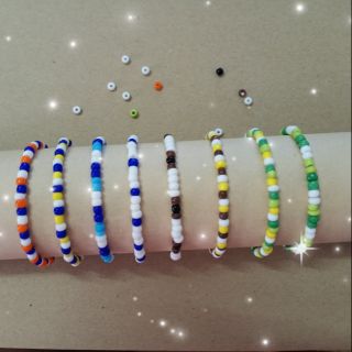 สร้อยข้อมือลูกปัด หลากสี มีให้เลือก 8 แบบ ราคา 15 บาท