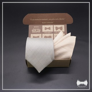 เซ็ทเนคไทไหมครีมอ่อนลายจุดเทาอ่อน + ผ้าเช็ดหน้าสูท-Light Cream Silk Necktie+ pocket square