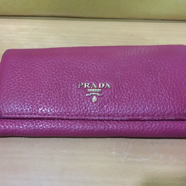 กระเป๋าสตางค์ Prada สีชมพู หนังแท้มือสอง