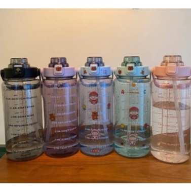ขวดน้ำหูหิ้วแบบพกพาพร้อมหลอด มีมาตรวัดปริมาณ ขนาดใหญ่ 2000 ml แถมสติ๊กเกอร์พาสเทสฟรี สินค้ามีพร้อมจัดส่ง