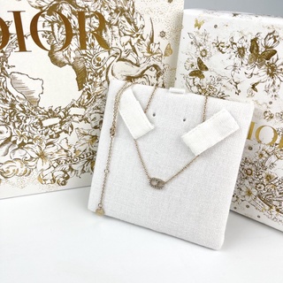 New Dior Necklace ปรับสั้นยาวได้3ระดับ อุปกรณ์ครบ : บุ๊คเล็ก, ถุงผ้า, แป้นรอง, กล่อง, ริบบิ้นผูกกล่อง, ถุงกระดาษ