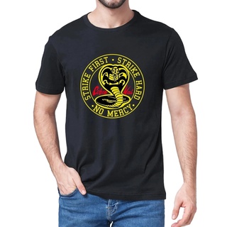 เสื้อยืดโอเวอร์ไซส์เสื้อยืดลําลอง ผ้าฝ้าย 100% แขนสั้น พิมพ์ลาย Cobra Kai Strike First Strike Hard 80s ของขวัญ สําหรับผู