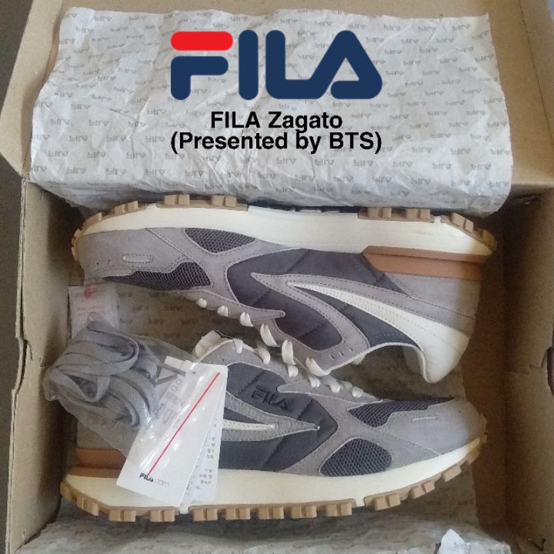 FILA Zagato (Presented by BTS) สี เทา-ดำ-น้ำตาล รองเท้าลำลองผู้ใหญ่ Size.43/28cm.
