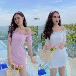 👗Pfashion [ส่งไว!!🚛] P13895 เดรสปาดไหล่ชายระบาย