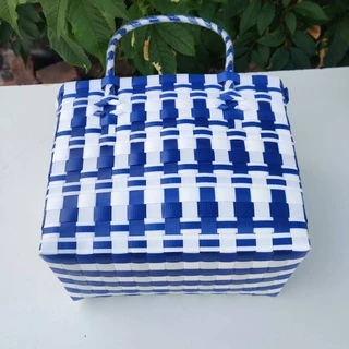 ตระกร้าสานเส้นพลาสติก กระเป๋าสานเส้นพลาสติก ตลาดสี่เหลี่ยมเล็ก กว้าง13ยาว22สูง18 CM วัดจากขอบปากตระกร้า
