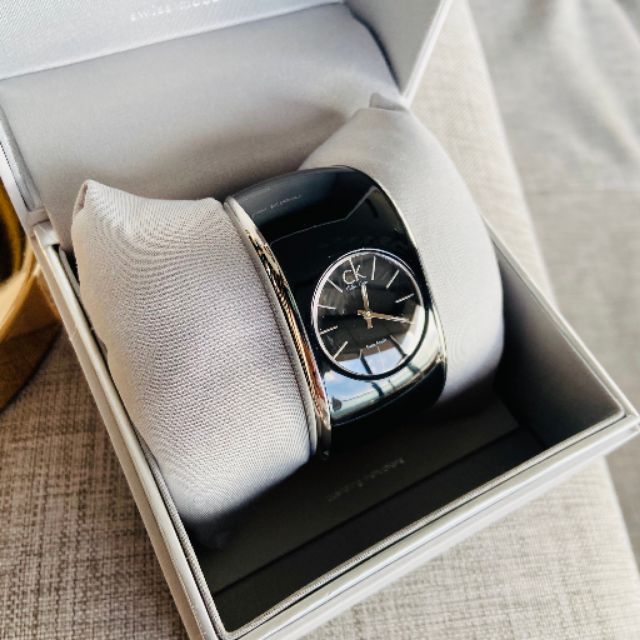 🎀 A นาฬิกา CK ตัวเรือนและหน้าปัดดำ ทรงกำไล #K6094101 Calvin Klein - CK Ladies Small Watches Gloss
