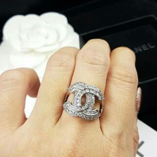 Chanel Ring  แหวนชาแนล คลาสสิค งานเพชรCZฝังแบบMicrosetting เกรดงานแพง ️

Made in Korea