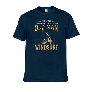 เสื้อยืดคอกลมcrew neckเสื้อยืดลําลอง ผ้าฝ้ายแท้ แขนสั้น คอกลม พิมพ์ลาย Never Underestimate Man With A Windsurf แฟชั่นวิน