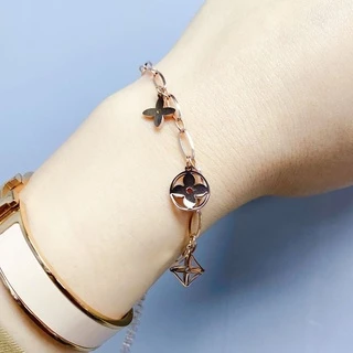 สร้อยข้อมือเหล็กไทเทเนียม รูปใบโคลเวอร์สี่แฉก หรูหรา ไม่จางหาย เครื่องประดับแฟชั่น สําหรับผู้หญิง