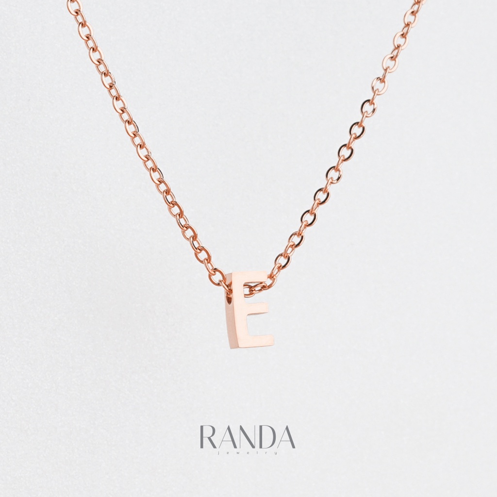 Randa สร้อยคอตัวอักษร สีพิ้งโกล ตัวพิมพ์ใหญ่ A-M สแตนเลส เลือกความยาว DIY มินิมอล ไม่ลอกไม่ดำ ลงทะเล โดนน้ำหอมได้ ราคา ถูกที่สุด ดีลบีเคเค แกลเลอรีภาพที่ 2