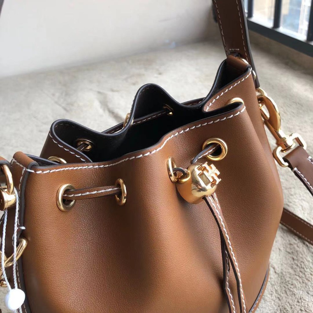 Tory Burch T Monogram Leather Bucket Bag New Collection กระเป๋าแฟชั่น  ทรงบัคเก็ต งานสวย กระเป๋าสะพายไหล่ กระเป๋าถือ | Shopee Thailand