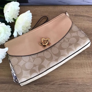 (ผ่อน0%) F72997✨ coach clutch  Flap Clutch In Signature Canvas ครัชใบใหญ่