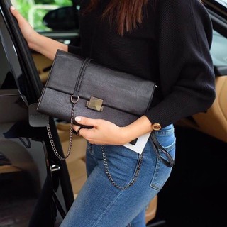 แบรนด์ Parfois กระเป๋าสะพายสีดำ อะไหล่ดำ เรียบหรูมากคะ ปรับเก็บสายถือเป็น clutch bag