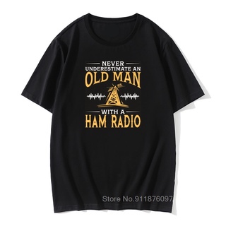 คอตต้อนคอกลมขายดี เสื้อยืดคอกลม พิมพ์ลาย Never Underestimate An Old Man With A Ham Radio สไตล์พังก์ สําหรับผู้ชาย OBjegk