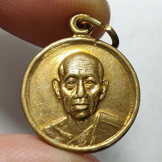 เหรียญกลมเล็ก หลวงพ่อสมศักดิ์ วัดธรรมศาลา จ.นครปฐม ปี 2538 เนื้อกะไหล่ทอง