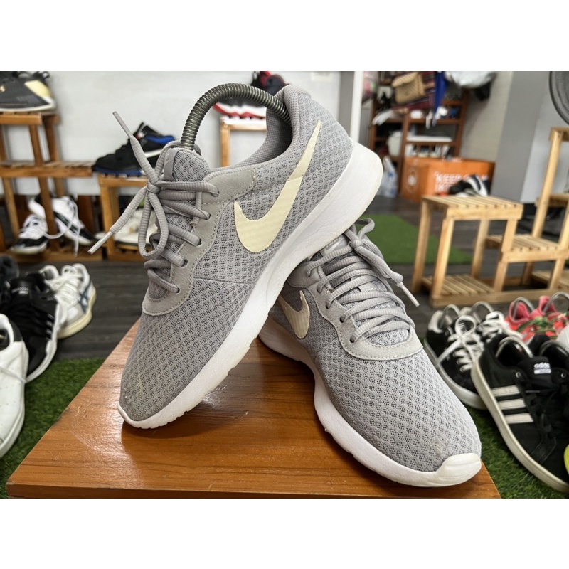 รองเท้ามือสองของแท้ Nike ทันจุน เบอร์ 40.5 ยาว 25.5 ซม.