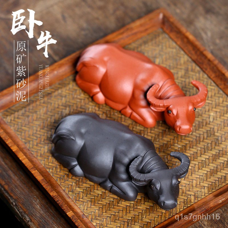 วัวนอนตกแต่งด้วยมือรูปปั้นวัวจักรราศี Yixing โต๊ะน้ำชาสัตว์เลี้ยงทรายสีม่วงสร้างสรรค์ QCK5