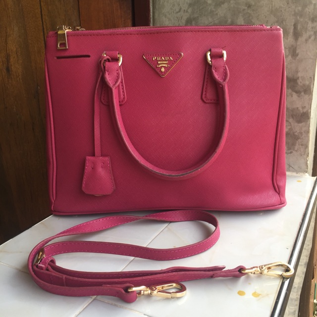 กระเป๋าสะพายหนัง Prada